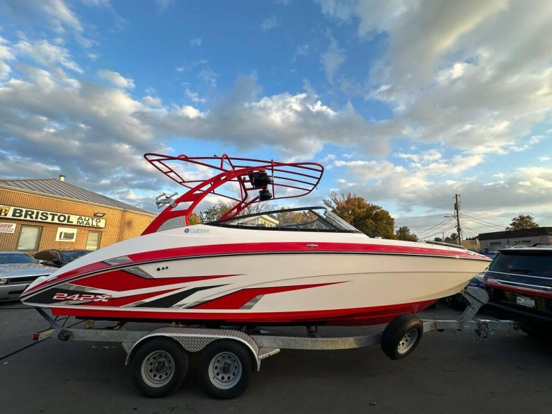 Катер моторный