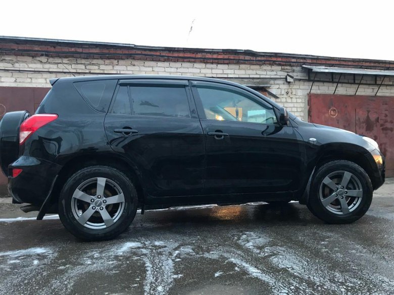Чёрный toyota rav4 2008