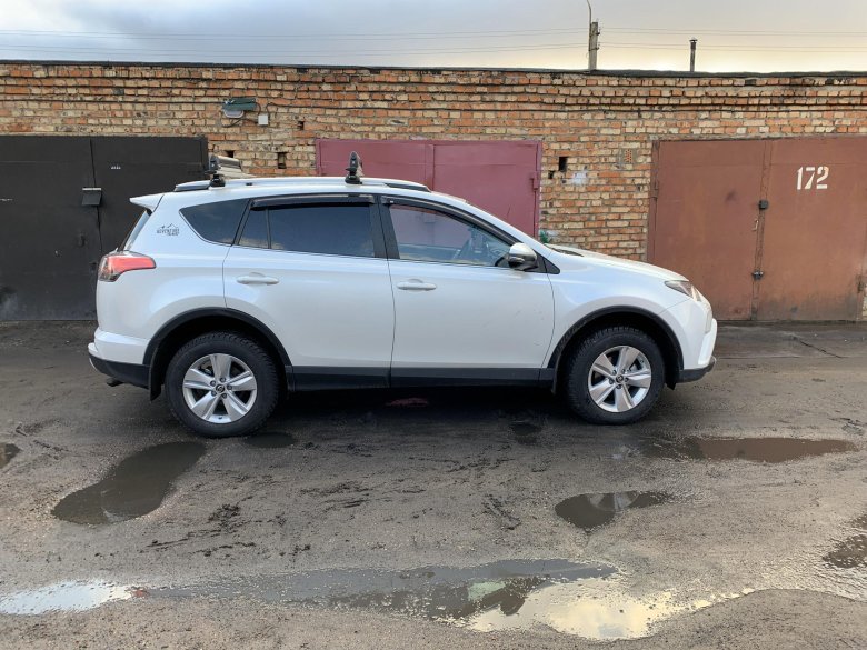 Белая тойота рав 4