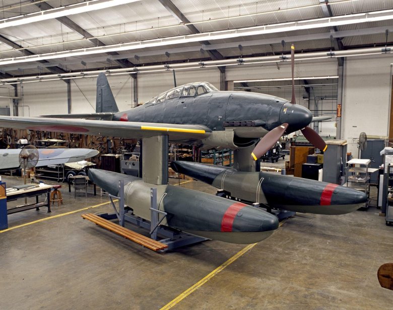 Японский гидросамолет aichi