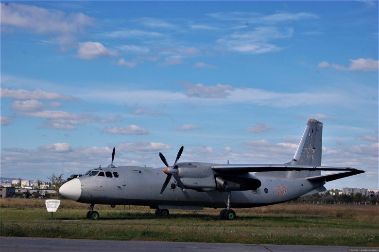Ан 26 военно транспортный самолет