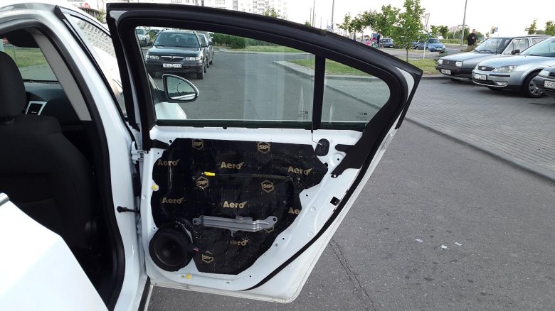 Дверь автомобиля