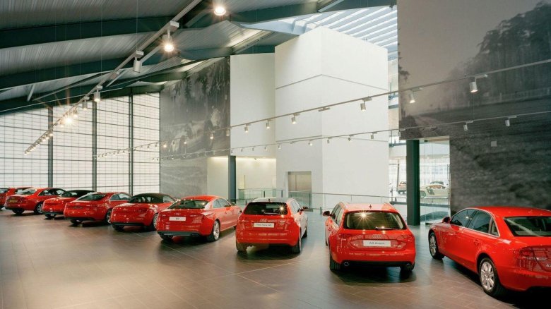 Машина в автосалоне