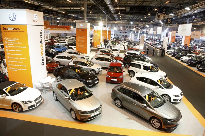 Машина в автосалоне