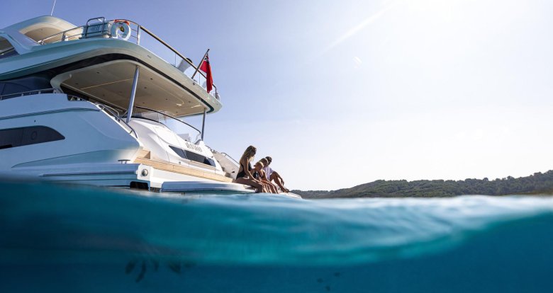 Моторная яхта