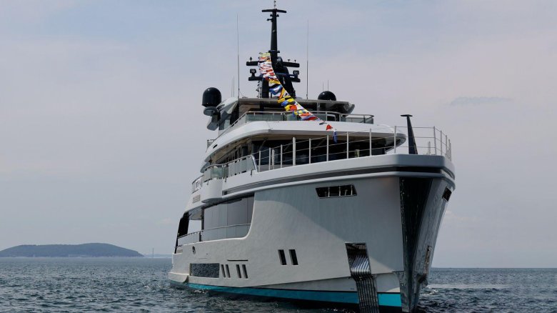 Яхта на море