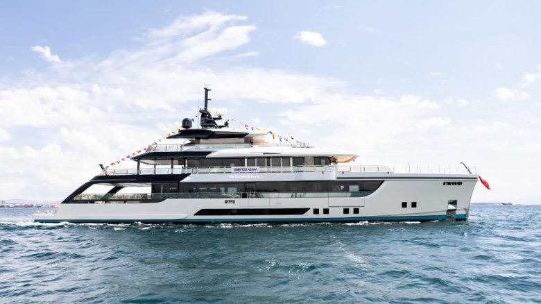 Мега яхта