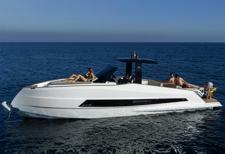 Моторная яхта