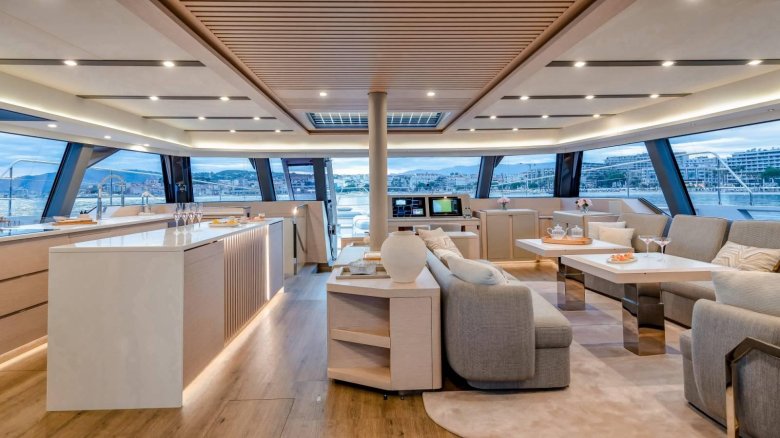 Моторная яхта катамаран интерьер