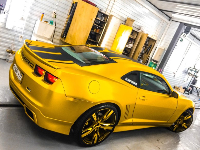 Желтая шевроле камаро