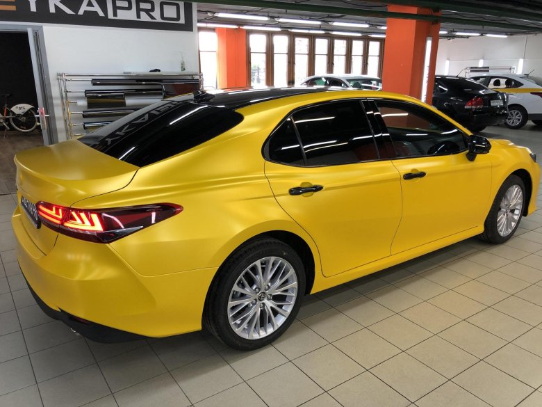 Toyota camry желтая