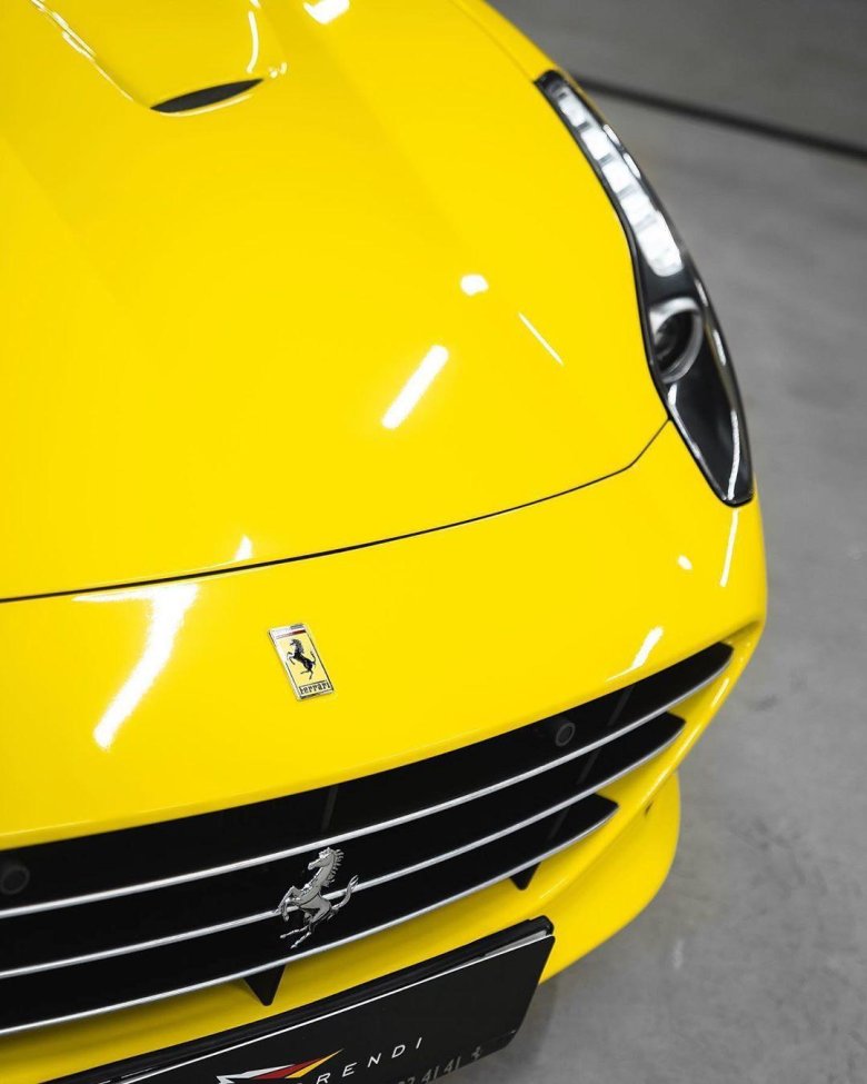 Машина желтая