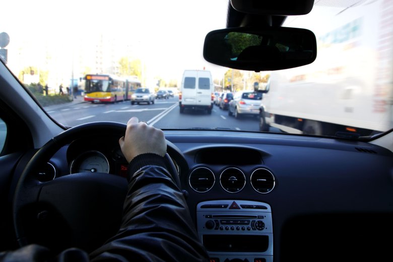 Парень за рулем