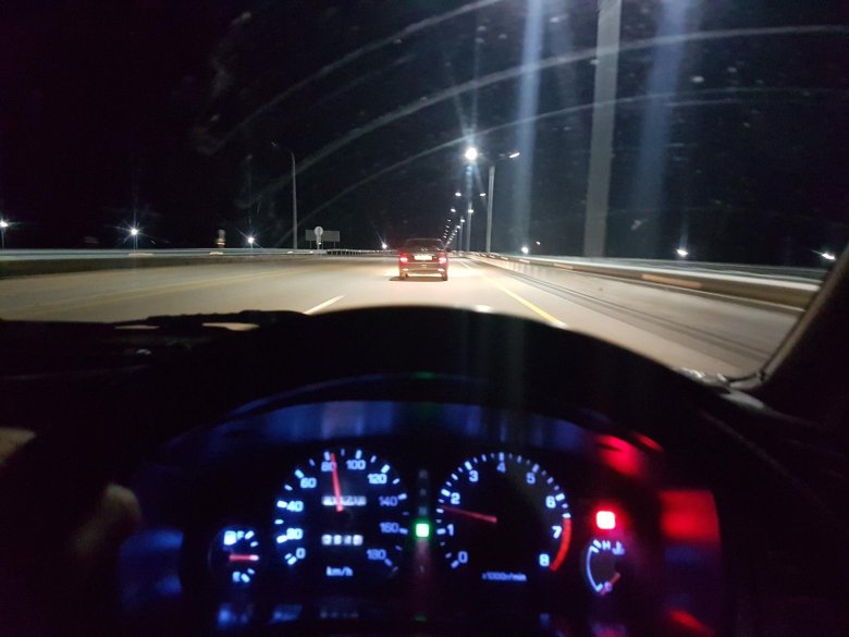 Машина едет ночью