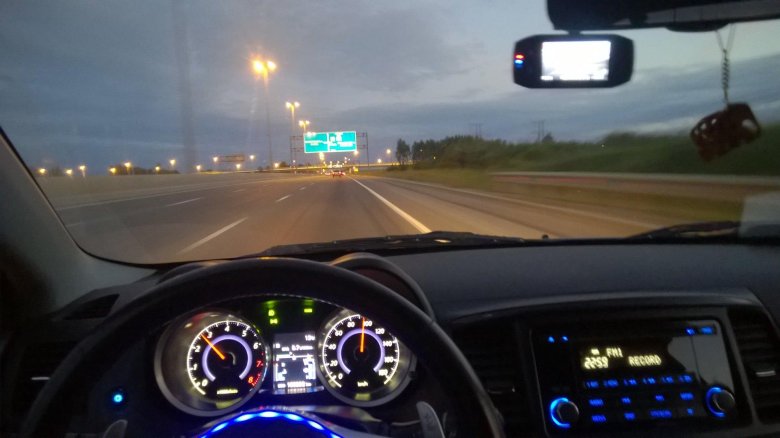 Машина едет ночью