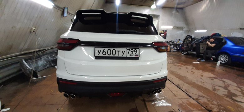 Geely coolray белый антихром