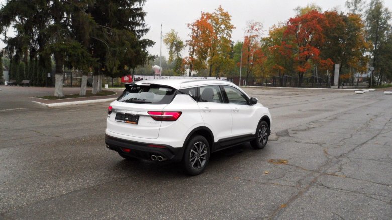 Geely coolray белая