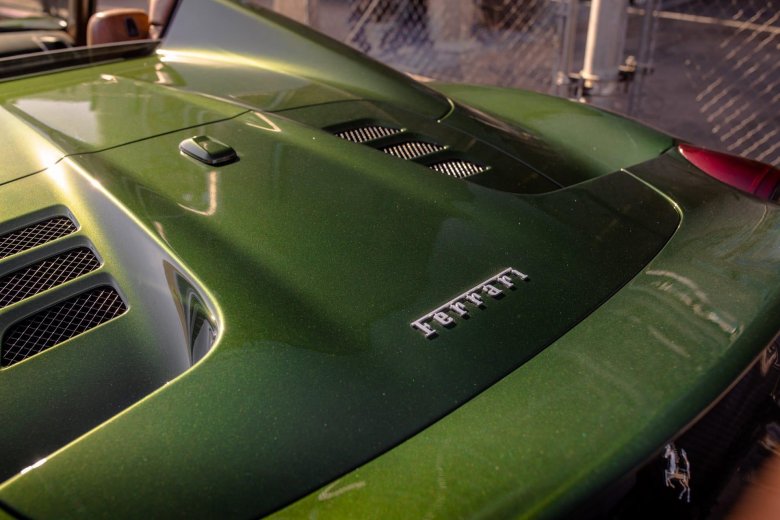 Феррари автомобиль