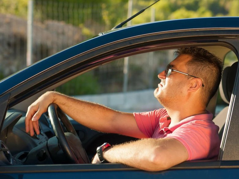 Сонный водитель за рулем