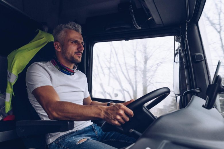 Водитель за рулем грузовика