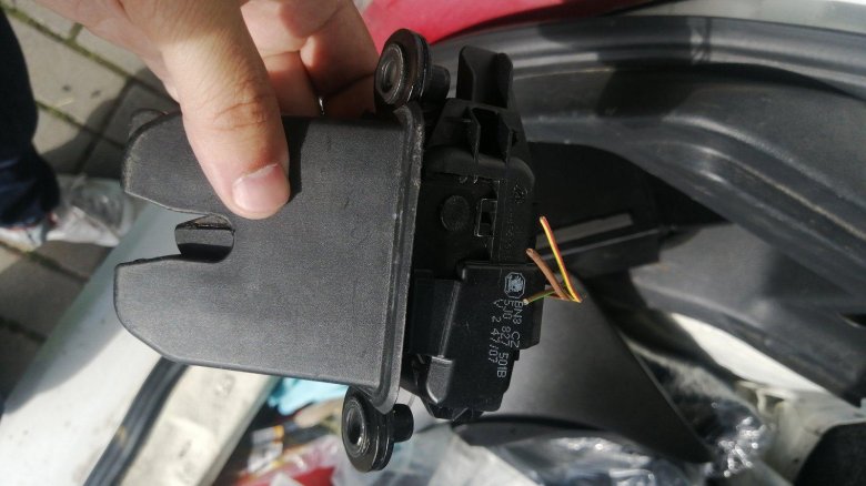 Замок крышки багажника skoda fabia