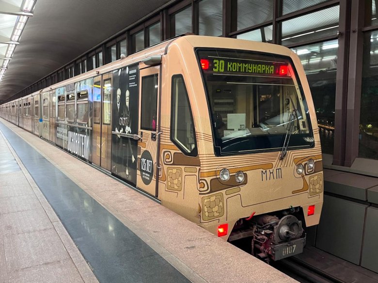 Поезд метро русич