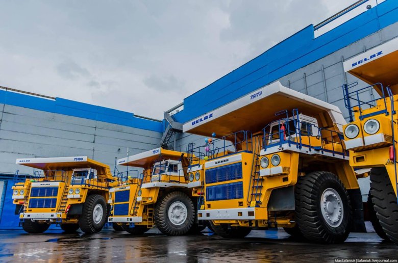 Белаз карьерный самосвал