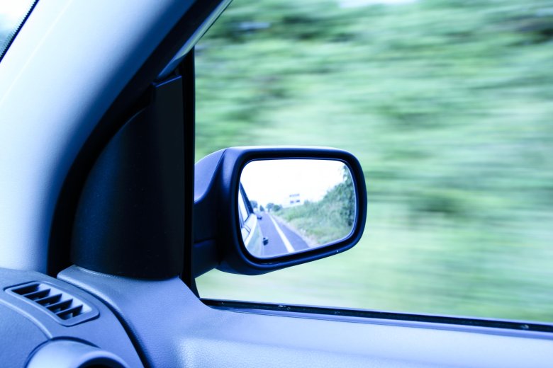 Боковое зеркало автомобиля