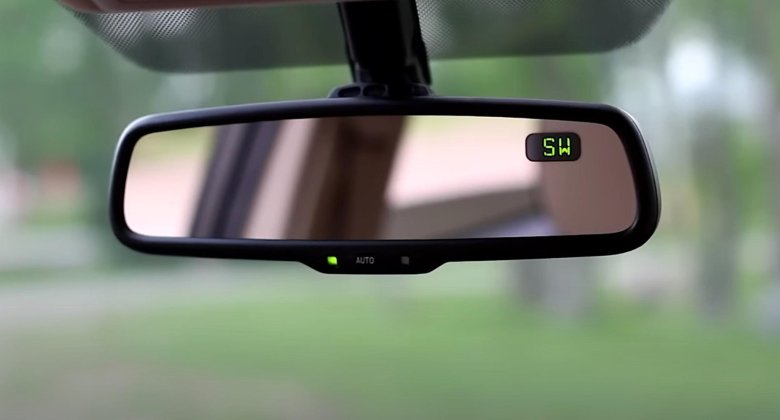 Зеркало заднего вида в автомобиль