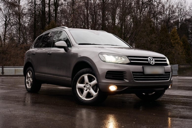 Volkswagen touareg 2010 — 2014 ii серебристый