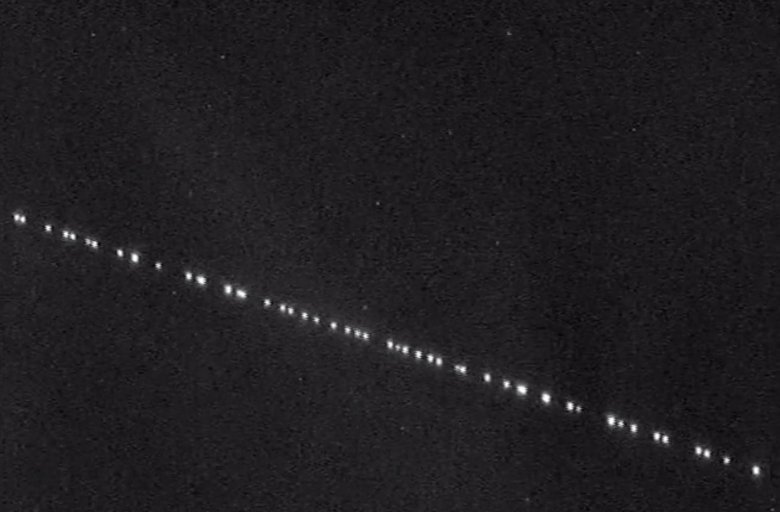 Спутники илона маска в небе над россией