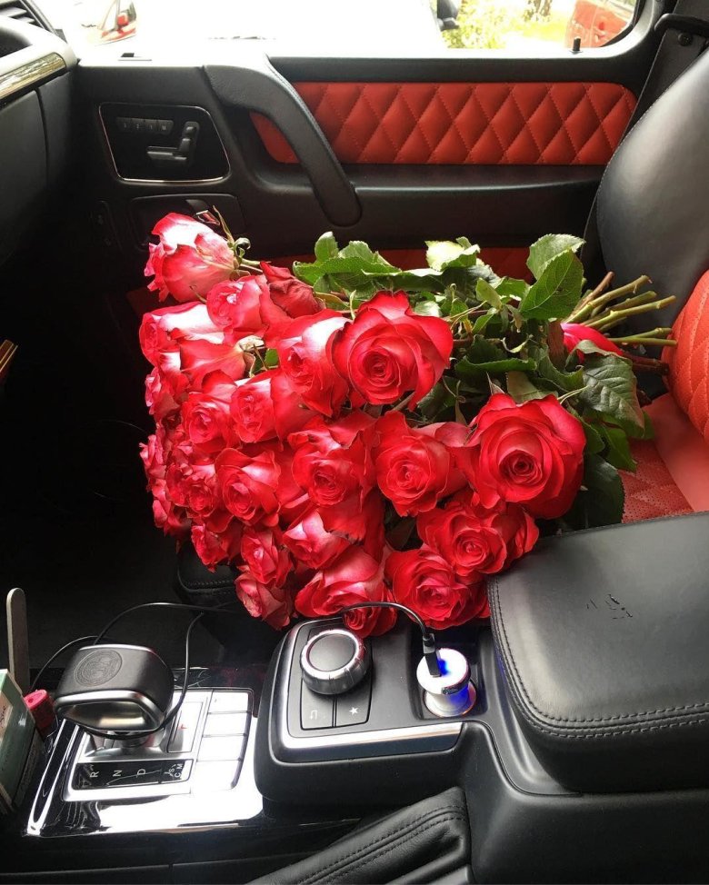 Букет цветов в салоне машины