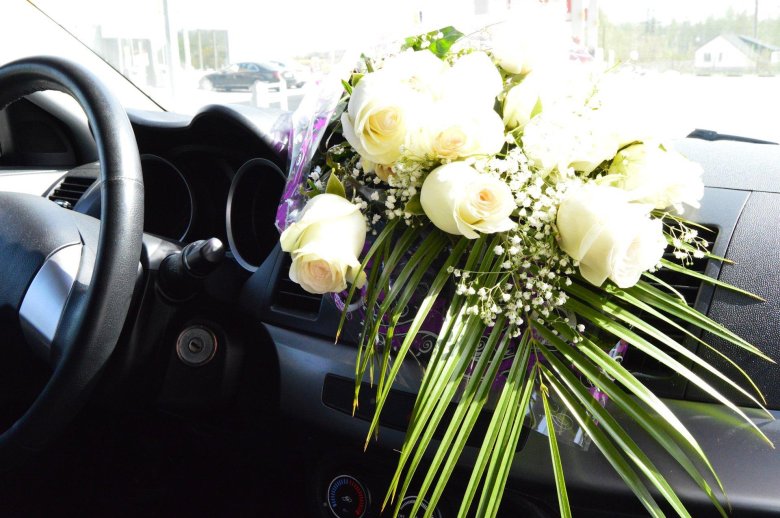 Свадебный букет в машине