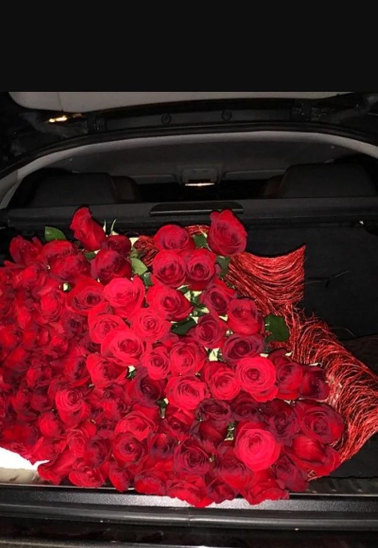 Цветы в салоне машины