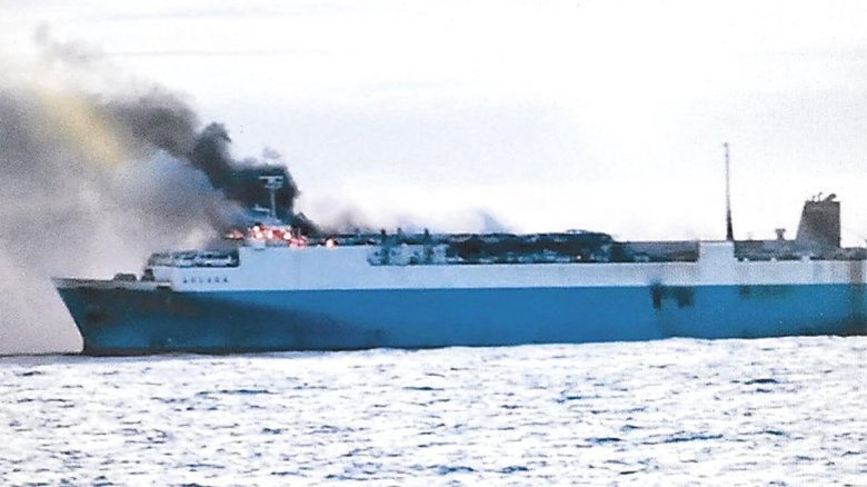 Пожар на судне ангара в японском море