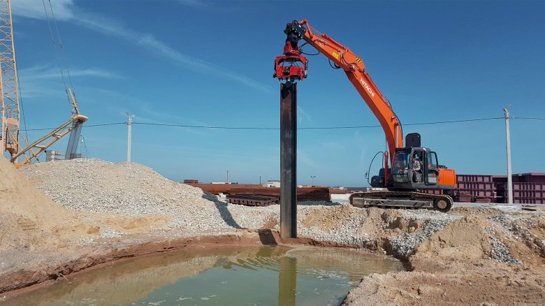 Погружение шпунта ларсена вибропогружателем