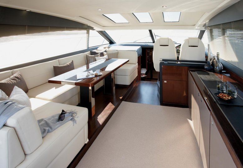 Яхта принцесса 68 с флайбриджем интерьер