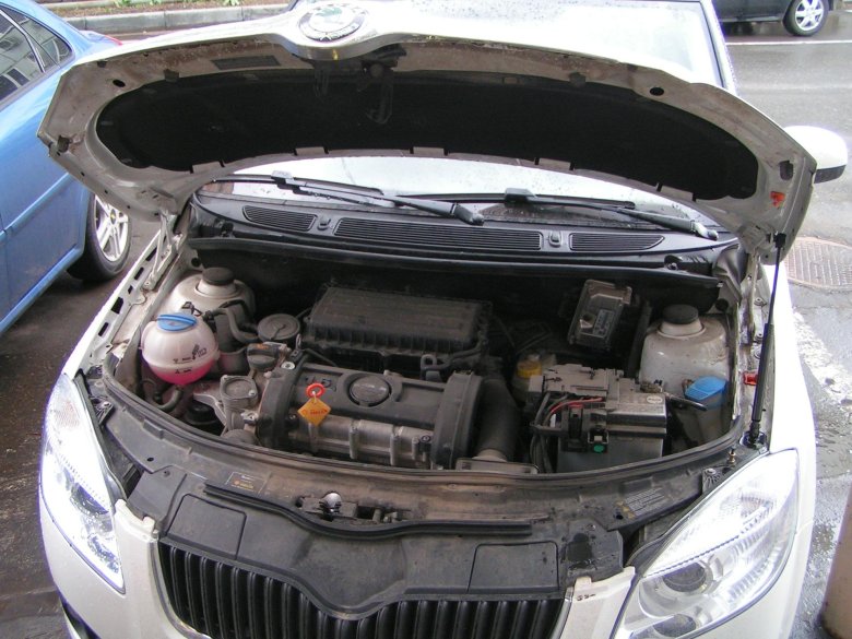 Открытый капот skoda fabia 2