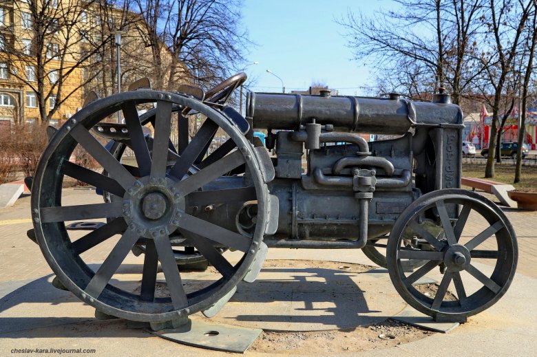 Памятник трактору