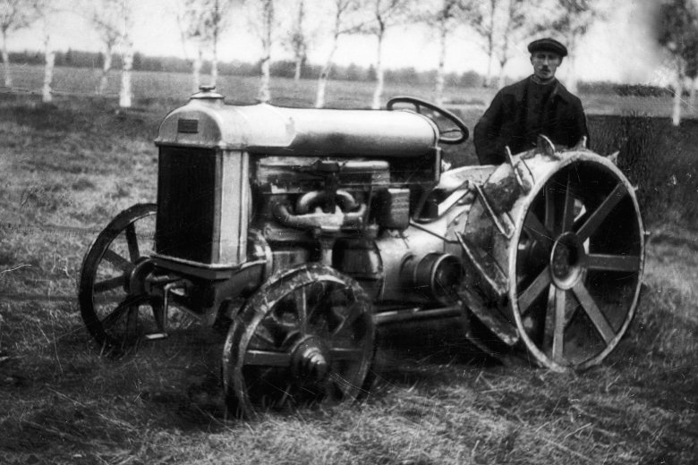 Первый советский трактор