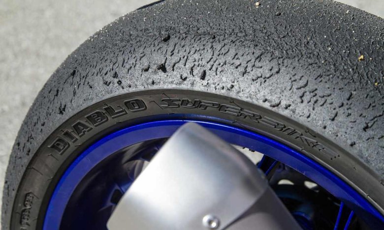 Покрышка на мотоцикл