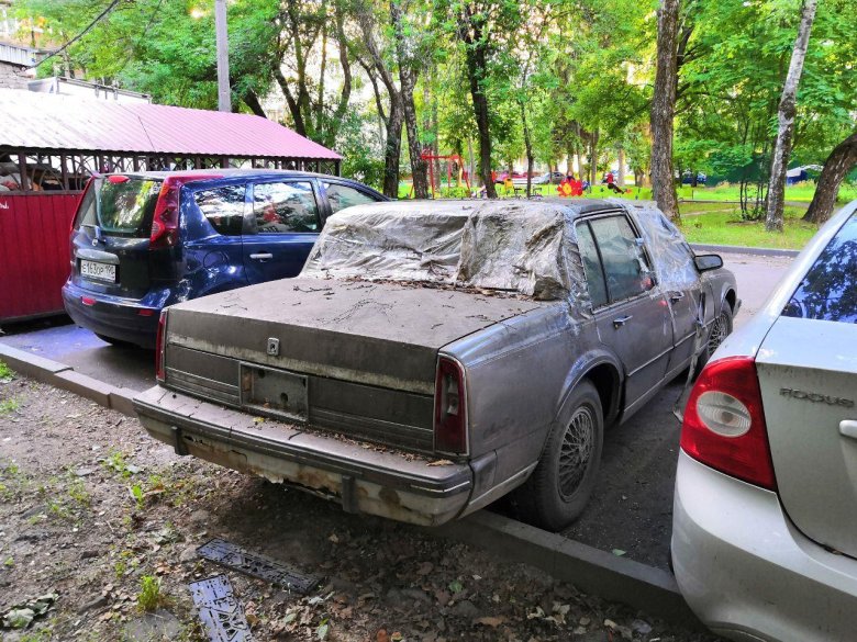 Заброшенная машина во дворе