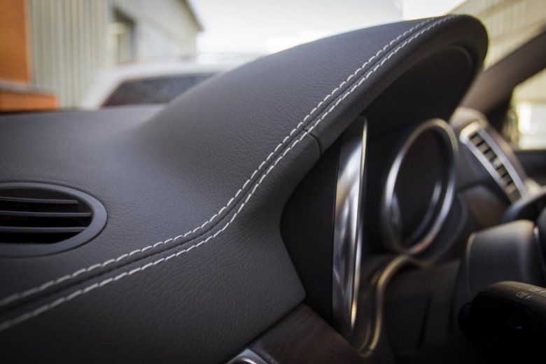 Перетяжка торпеды автомобиля