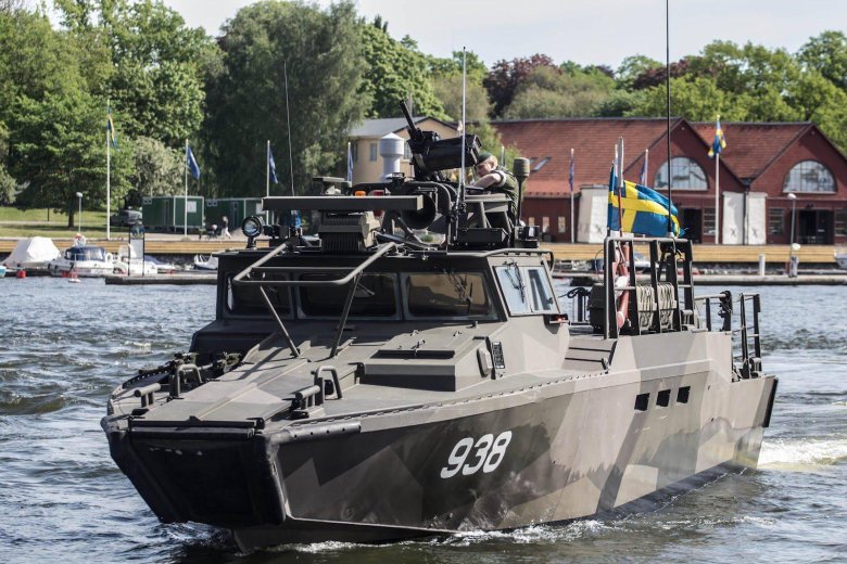 Катер combatboat 90