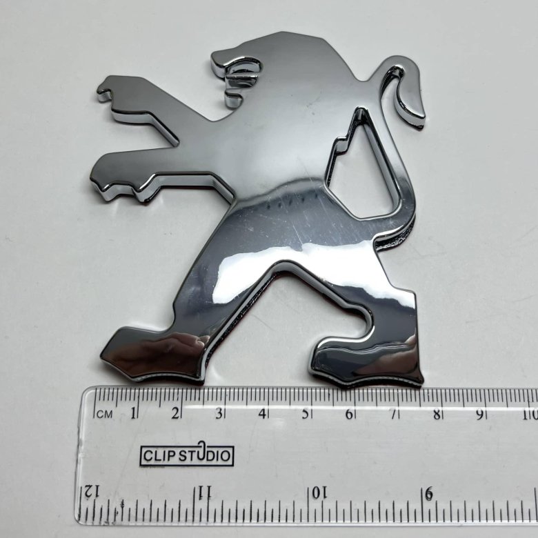 Эмблема на крышке багажника