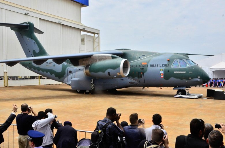 Самолет embraer kc-390