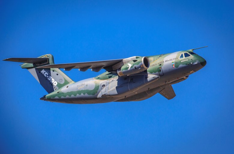 Самолет эмбраер 390