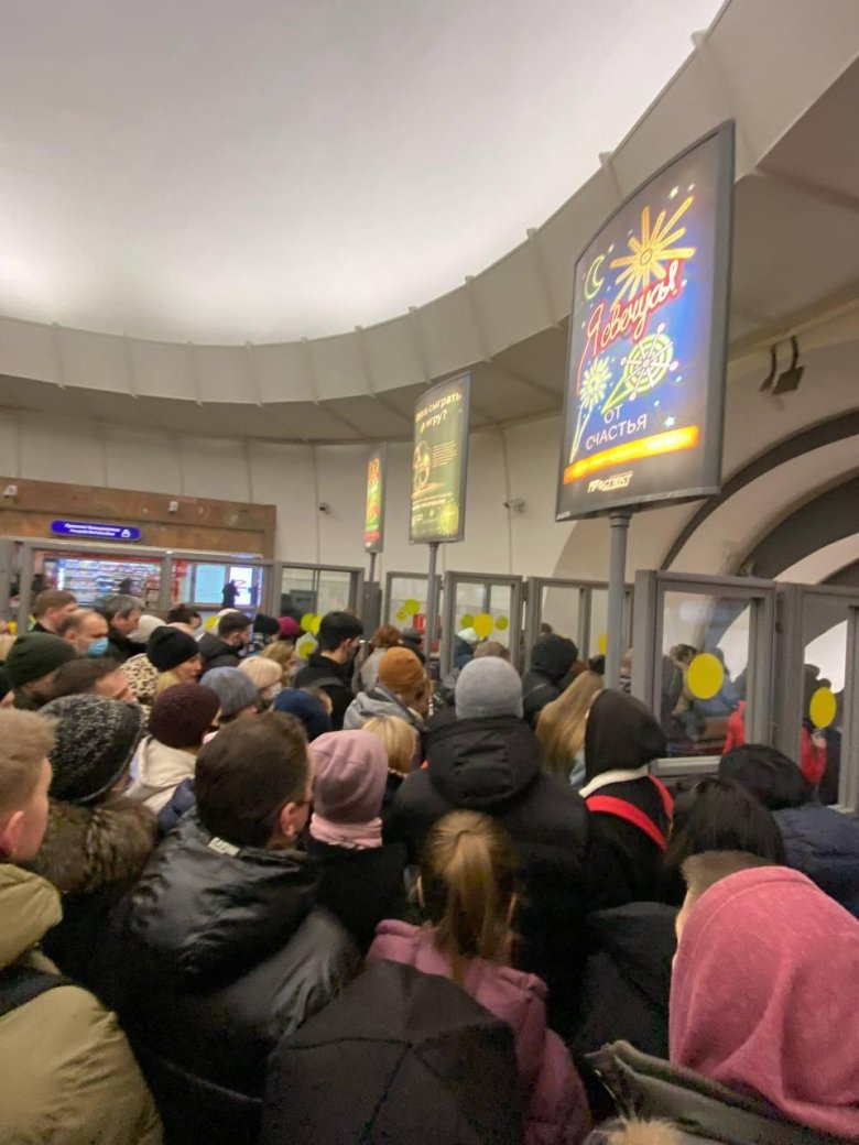 Метро дыбенко час пик