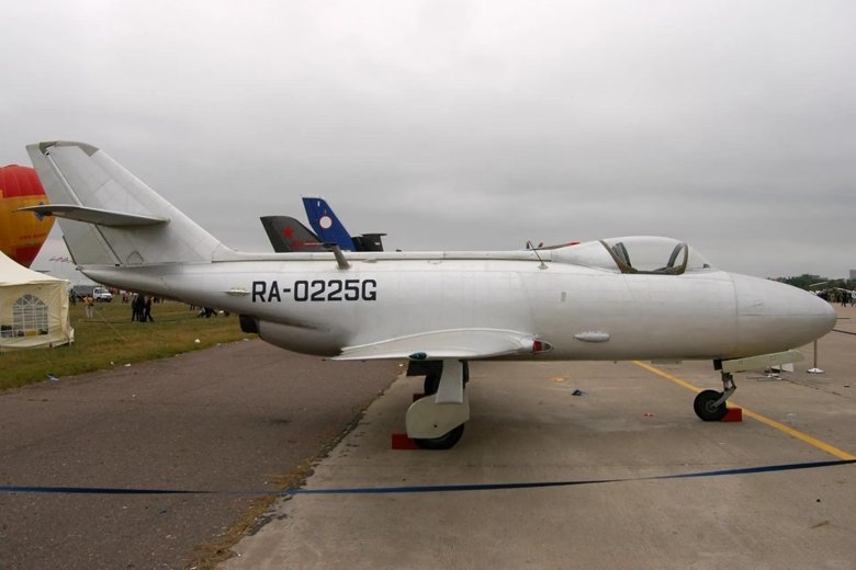 Учебно-тренировочный самолет як-32.