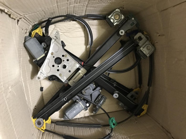 Стеклоподъемник задний левый электрический